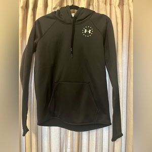 Women’s cold wear under armor sweatshirt with thumb holes freedom edition